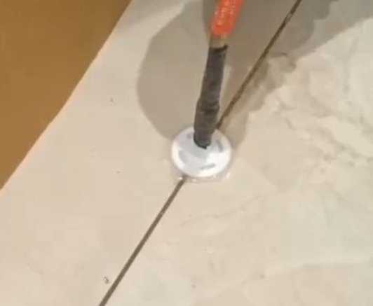 正镶白旗瓷砖空鼓维修公司专业解答瓷砖在铺贴过程中，如果没有涂抹均匀到位的粘结材料（如水泥砂浆或瓷砖胶），可能会导致以下问题